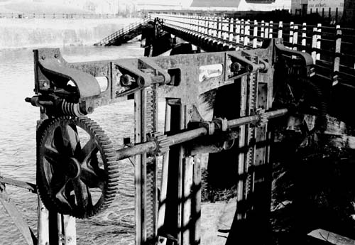 [Leicester Canal Gears, Soar Lane 1994 by Paul Smith]