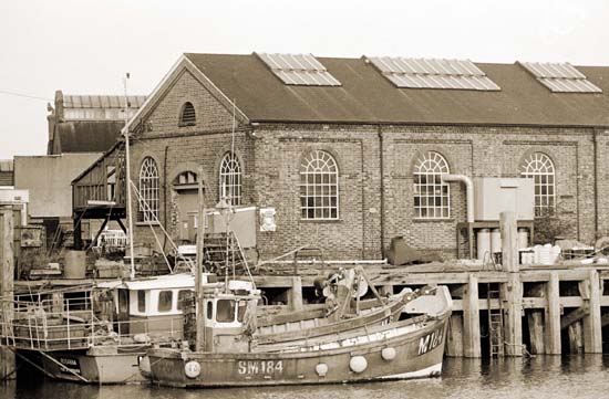 Railway quay boats-92 Newhaven Harbour