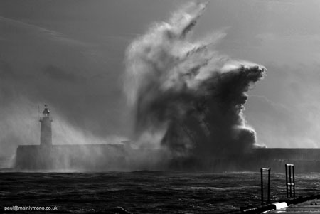 Newhaven Breakwate /Lighthouse Waves